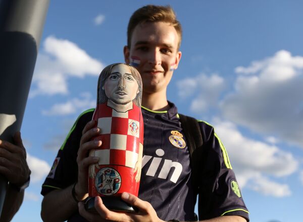 Torcedor da Seleção Croata mostra matryoshka com retrato do craque Luka Modric - Sputnik Brasil