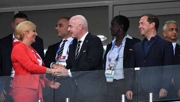 A presidente da Croácia Kolinda Grabar Kitarovic, o presidente da FIFA Gianni Infantino e o primeiro-ministro russo Dmitry Medvedev durante o jogo Rússia x Croácia nas quartas de final da Copa - Sputnik Brasil
