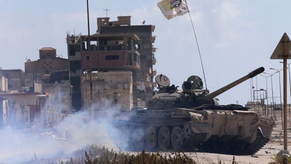 Tanque do exército líbio durante confrontos com militantes em Benghazi, Líbia (foto de arquivo) - Sputnik Brasil