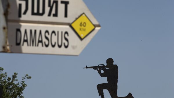 Escultura de militar israelense perto de uma seta indicando as distâncias de Bagdá e Damasco perto de um posto militar nas Colinas de Golã - Sputnik Brasil