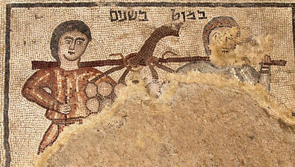O mosaico mostrando dois espiões, enviados por Moisés para estudarem Canaã, descoberta em uma sinagoga antiga no norte de Israel - Sputnik Brasil