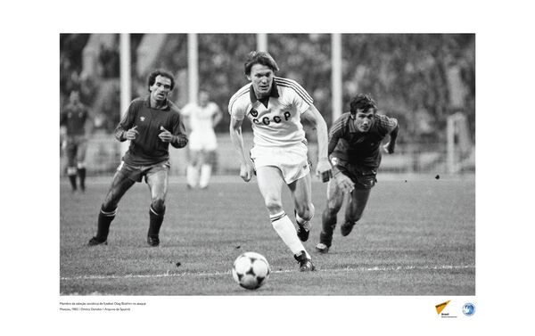 Membro da seleção soviética de futebol Oleg Blokhin no ataque, em 1983. - Sputnik Brasil