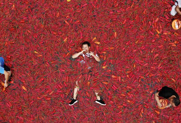 Participantes do concurso de ingestão de pimenta chili na cidade chinesa de Ningxiang - Sputnik Brasil