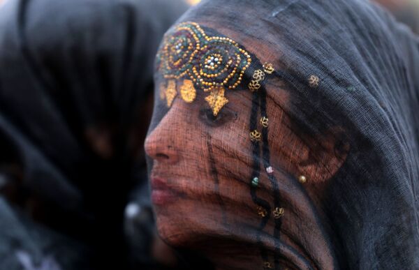 Participante do festival Tan-Tan Moussem Berber, vestida com o traje nacional, em Marrocos - Sputnik Brasil