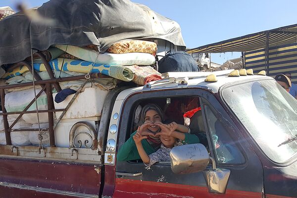 Sírios se preparam para sair de um campo de refugiados na cidade de Arsal, no Líbano - Sputnik Brasil