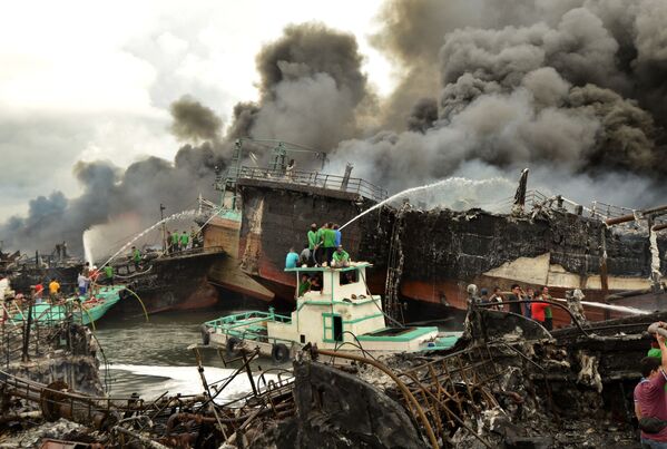 Bombeiros tentam eliminar fogo em barcos de pesca, na Indonésia - Sputnik Brasil
