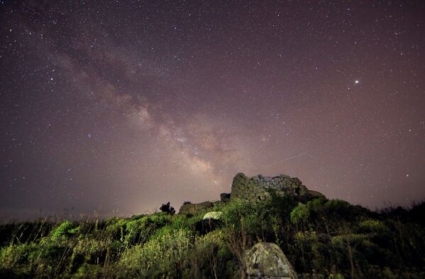 Via Láctea em cima da torre-fortaleza, Nurague, na ilha da Sardenha, na Itália - Sputnik Brasil