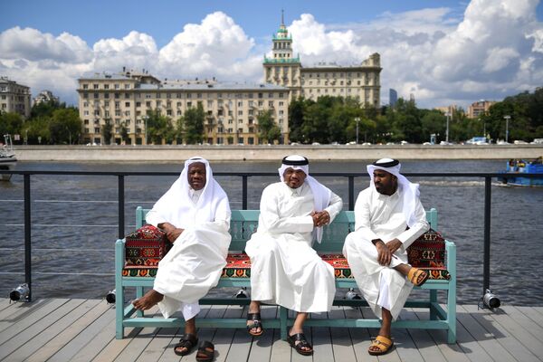 Visitantes do pavilhão qatarense, dedicado à Copa 2022, no Parque Gorky, em Moscou - Sputnik Brasil