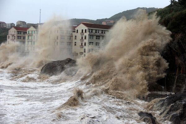 Ondas gigantes durante o tufão Maria, na província chinesa de Zhejiang - Sputnik Brasil