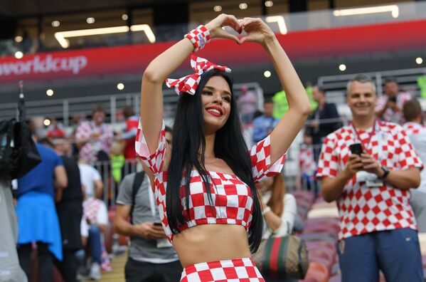 Torcedora croata antes da semifinal entre a Croácia e a Inglaterra, na Copa 2018 - Sputnik Brasil