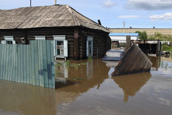 Uma casa inundada na cidade russa de Chita - Sputnik Brasil