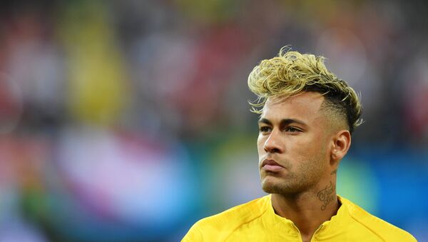 Neymar ouve o hino nacional do Brasil antes do jogo contra a Suíça em Rostov-on-Don, Rússia. - Sputnik Brasil