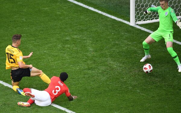 Thomas Meunier marca o primeiro gol da partida entre a Bélgica e a Inglaterra no Estádio de São Petersburgo. - Sputnik Brasil