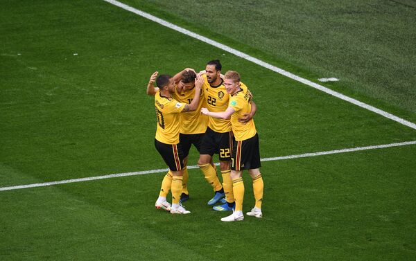 Os jogadores da Bélgica comemoram o gol da equipe durante a partida de futebol contra a Inglaterra no Estádio de São Petersburgo. - Sputnik Brasil