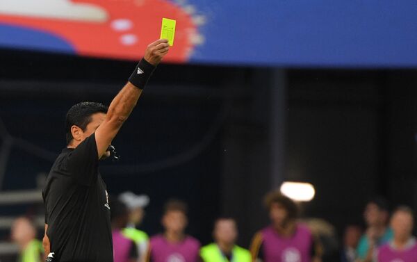 O juiz Alireza Faghani mostra o cartão amarelo para o zagueiro John Stones depois de um puxão na camisa de Eden Hazard, matando o contra-ataque belga. - Sputnik Brasil