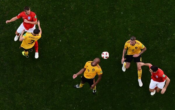 Disputa de bola pelo alto dá vantagem ao zagueiro belga Kompany na partida de disputa do 3º lugar na Copa do Mundo de 2018. - Sputnik Brasil