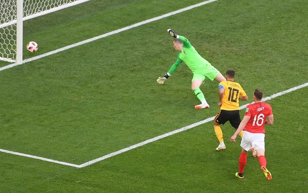 O camisa 10 belga Eden Hazard aproveita a sobra da bola desviada por Phil Jones para ampliar e fazer 2x0 contra a Inglaterra. - Sputnik Brasil
