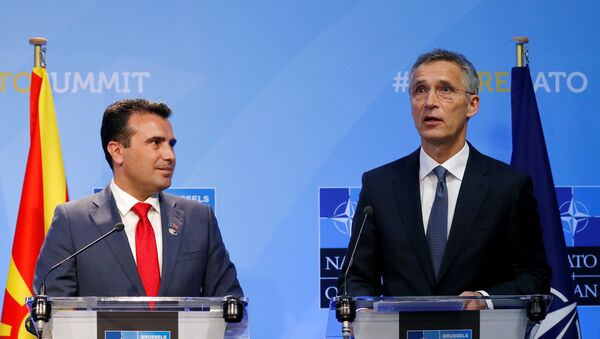 Secretário-geral da OTAN, Jens Stoltenberg (à esquerda) ao lado do primeiro-ministro da Macedônia Zoran Zaev (à direita) durante coletiva de imprensa na cerimônia do convite da Macedônia para fazer parte da OTAN. - Sputnik Brasil