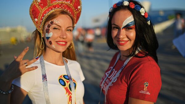 Torcedoras russas antes da partida das quartas de final da Copa 2018 entre a Rússia e a Croácia - Sputnik Brasil