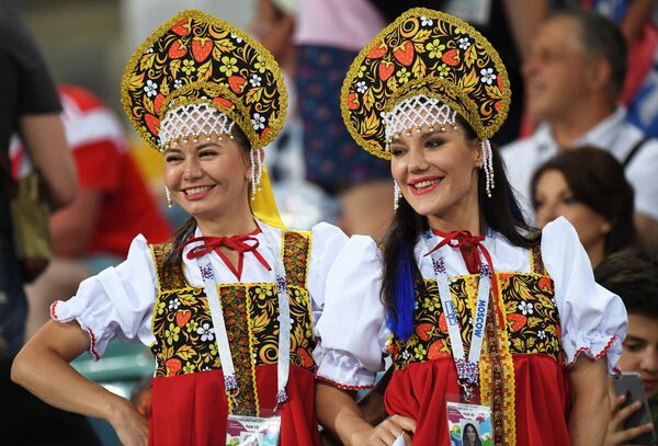 Torcedoras russas em trajes nacionais aparecem no estádio durante a partida das quartas de final da Copa 2018 entre a Rússia e a Croácia - Sputnik Brasil