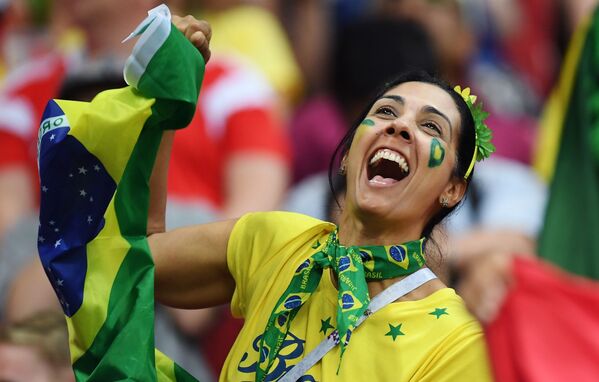 Torcedora brasileira durante a partida das quartas de final da Copa 2018 entre o Brasil e a Bélgica - Sputnik Brasil