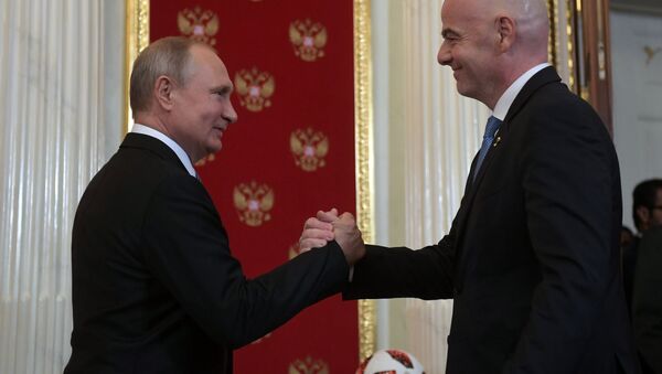Presidente da Rússia, Vladimir Putin, e o presidente da FIFA, Giovanni Infantino, no Kremlin, em 15 de julho de 2018 - Sputnik Brasil