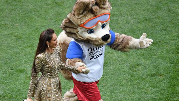 A soprano russa Aida Garifullina caminha com o mascote oficial da Copa do Mundo de 2018, o lobo Zabivaka durante a cerimônia de encerramento da Copa do Mundo. - Sputnik Brasil