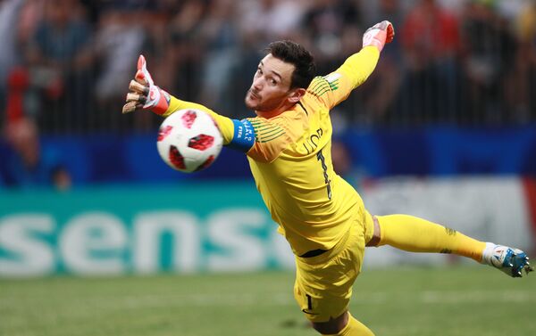 O goleiro da seleção da França, Hugo Lloris, se enrola e sofre gol de Ivan Perišić durante a partida da final Copa do Mundo contra a Croácia. - Sputnik Brasil