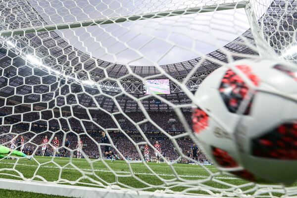 Danijel Subasic, goleiro da Croácia, perde pênalti batido pelo francês Antoine Griezmann na final da Copa do Mundo em Moscou. - Sputnik Brasil