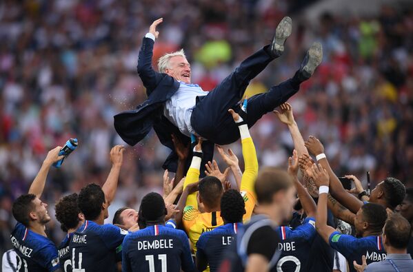 Os jogadores da seleção francesa jogam para cima o técnico da França, Didier Deschamps comemorando a vitória contra Croácia na final da Copa do Mundo. - Sputnik Brasil
