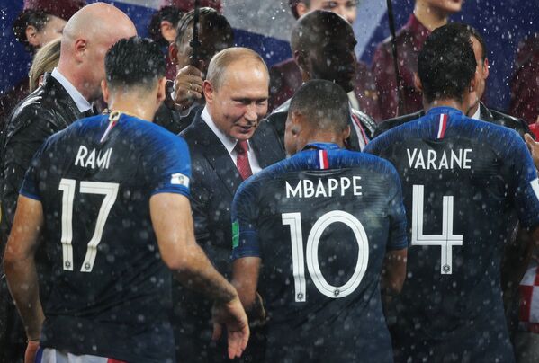 Presidente russo, Vladimir Putin, parabenizando os jogadores franceses pela vitória - Sputnik Brasil