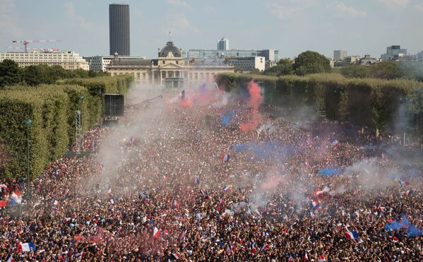 Franceses comemoram em Paris a conquista de mais uma Copa do Mundo para a França - Sputnik Brasil