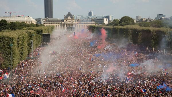 Franceses comemoram em Paris a conquista de mais uma Copa do Mundo para a França - Sputnik Brasil