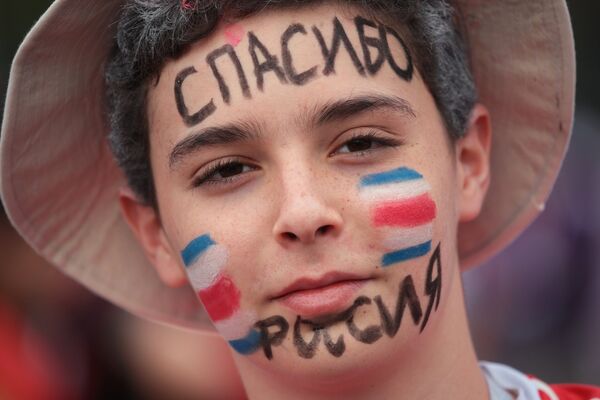 Jovem torcedor com as inscrições Obrigado, Rússia no rosto antes do jogo entre França e Croácia pelo final da Copa do Mundo - Sputnik Brasil