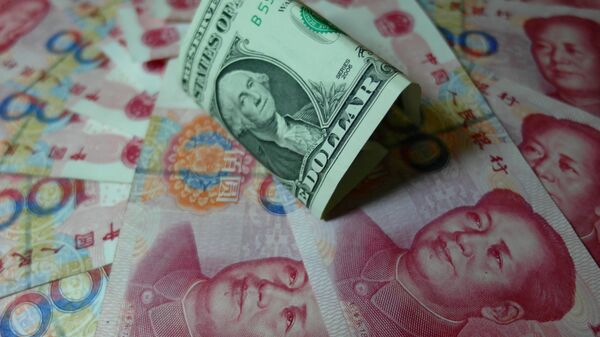 Yuans e dólar sobre uma mesa em Yichang, na província de Hubei, China, em 14 de agosto de 2015. - Sputnik Brasil