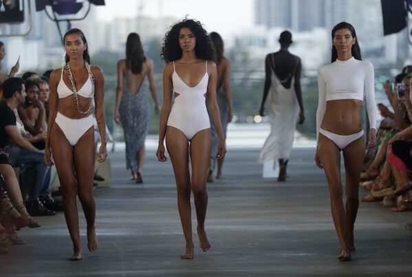 Modelos que passaram com antecedência pelo casting local demonstram últimos lançamentos e novidades do mundo da moda praia - Sputnik Brasil