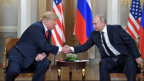 Presidente russo, Vladimir Putin, e o líder norte-americano, Donald Trump, durante o encontro no Palácio Presidencial em Helsinque, Finlândia - Sputnik Brasil