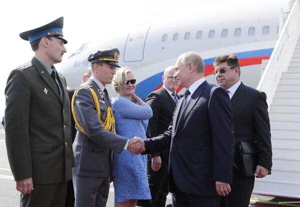 Presidente Vladimir Putin durante encontro no aeroporto de Helsinque, com o embaixador da Rússia na Finlândia, Pavel Kuznetsov, em 16 de julho de 2018 - Sputnik Brasil