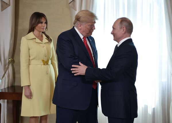 Presidente Vladimir Putin, presidente dos EUA, Donald Trump e sua esposa Melania Trump, durante reunião no palácio presidencial em Helsinque, em 16 de julho de 2018 - Sputnik Brasil