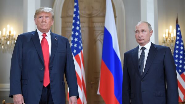 Vladimir Putin e Donald Trump se encontram no palácio presidencial na capital finlandesa, em 16 de julho de 2018 - Sputnik Brasil