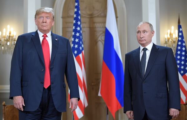 Vladimir Putin e Donald Trump se encontram no palácio presidencial na capital finlandesa, em 16 de julho de 2018 - Sputnik Brasil