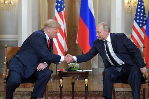 Presidente russo Vladimir Putin e presidente americano Donald Trump, cumprimentam-se durante reunião realizada no palácio presidencial em Helsinque, em 16 de julho de 2018 - Sputnik Brasil
