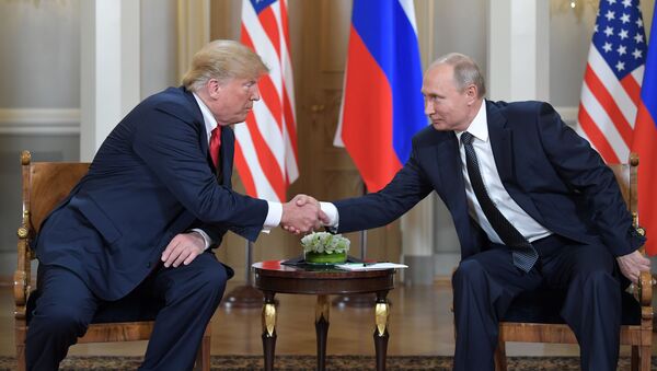 Presidente russo Vladimir Putin, e presidente americano Donald Trump, cumprimentam-se durante reunião realizada no palácio presidencial em Helsinque, em 16 de julho de 2018 - Sputnik Brasil