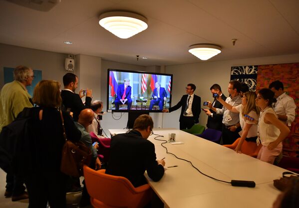 Jornalistas acompanham o encontro entre o presidente russo Vladimir Putin e o presidente dos EUA, Donald Trump, em Helsinque, no dia 16 de julho de 2018 - Sputnik Brasil