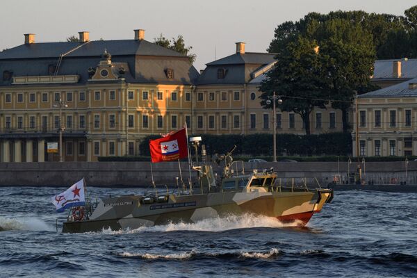 Lancha de patrulhamento Yunarmeets Baltiki passa em um canal do rio Neva no decurso de preparativos para o desfile naval em São Petersburgo - Sputnik Brasil