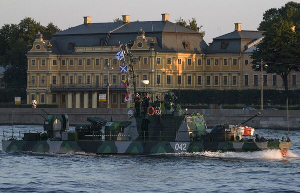 Lancha canhoneira toma parte no ensaio do desfile naval que será realizado em São Petersburgo - Sputnik Brasil