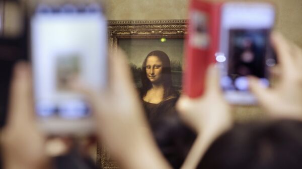 Turistas tiram fotos para a pintura de Leonard de Vinci, Mona Lisa, no Museu do Louvre, em Paris, França. - Sputnik Brasil