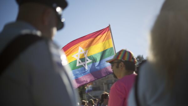 Policiais israelenses fazem a segurança de participantes da parada anual do orgulho gay no centro de Jerusalém. - Sputnik Brasil