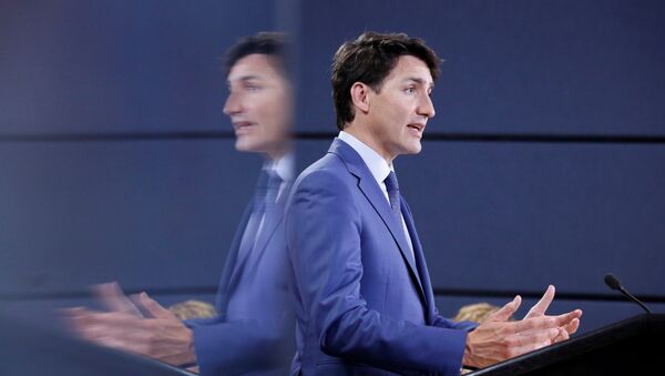 O primeiro-ministro do Canadá, Justin Trudeau, refletido em um monitor durante uma coletiva de imprensa em Ottawa. - Sputnik Brasil