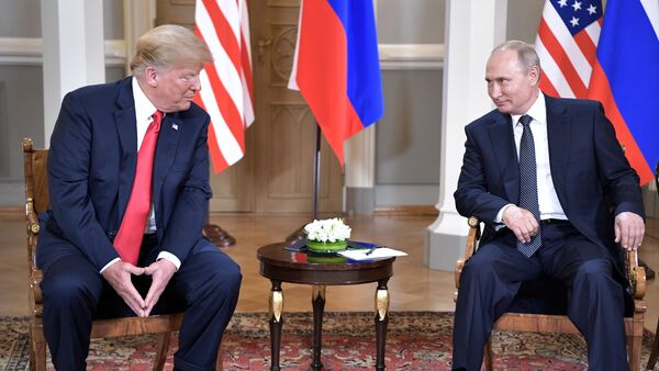 Presidente dos EUA, Donald Trump, e seu homólogo russo, Vladimir Putin, durante a reunião em Helsinque, Finlândia - Sputnik Brasil